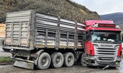 Samsun'da kaygan yol faciaya yol açıyordu! Tır makasladı