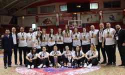 Samsun'da tarihi gurur! Zorlu Koleji kupayı kaldırdı