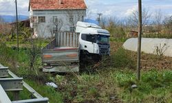 Samsun’da tır tarlaya uçtu!