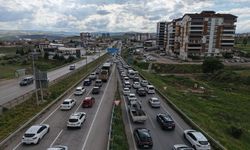 Bayram dönüşü Samsun yolunda uzun kuyruklar oluştu