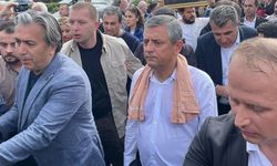 CHP Genel Merkezi'nden ayrılan Özgür Özel TBMM'ye yürüyor