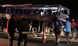 Denizli'de bariyerlere çarpan yolcu otobüsü alev aldı: 8 ölü