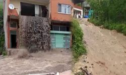 Karadeniz'de korkutan görüntü! Sel suları evin içinden şelale gibi aktı