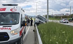 Samsun yolunda korkutan kaza! Araç bariyerlere çıktı