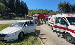 Samsun’da kavşakta feci kaza: Araç refüje savruldu!