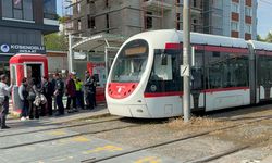 Samsun’da korku dolu anlar! Tramvay kadına çarptı
