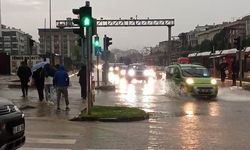 Samsun’u sağanak vurdu! Caddeler göle döndü