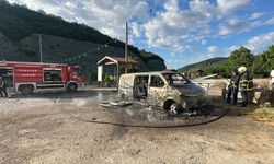 Samsun'da park halindeki minibüs alev alev yandı!