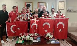 Dünya şampiyonlarına Samsun'da çiçekli karşılama