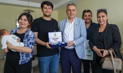 İlkadım'da 555'inci bebeğe ilk hediye Başkan İhsan Kurnaz'dan