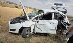 Ankara-Samsun yolunda kaza! Otomobil şarampole yuvarlandı