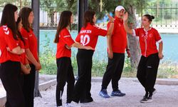 Alaçam'ın şampiyon kızları zirveyi bırakmıyor