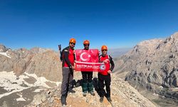 15 Temmuz'da Aladağlar'a çıkıp Türk Bayrağını zirvede açtılar