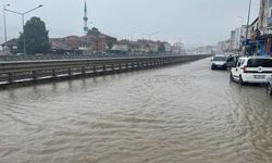 Kavak'ı sağanak vurdu! Cadde ve sokaklar göle döndü