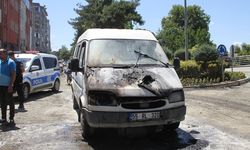 Samsun'da hareket halindeki minibüs alev aldı!