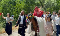 Samsunlu gelin için ilginç düğün geleneği! Herkes peşinden yürüdü