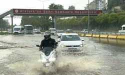 Samsun'u kuvvetli sağanak vurdu! Yollar göle döndü