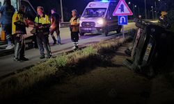 Çorum-Samsun yolunda kaza! Otomobil kanala devrildi