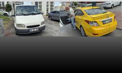Samsun’da seyir halindeki taksiye kamyonet çarptı