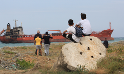 Samsun’da karaya oturan dev gemi ilgi odağı oldu