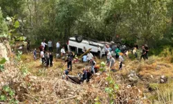 Katliam gibi kaza! Yolcu minibüsü şarampole yuvarlandı
