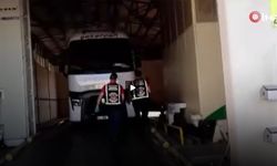 Tır dorsesinin altına gizlendi! Sınırda yakayı ele verdi