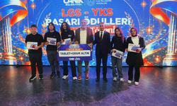 Canik’in gurur tablosu! Başarılı öğrenciler ödüllerini aldı