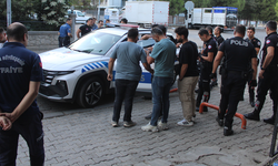 Lise önünde silah paniği! Aracın altına gizlenmiş bulundu