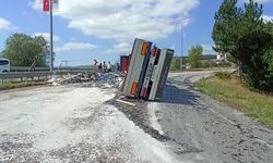 Samsun’da cam yüklü tır devrildi! Yol kapandı