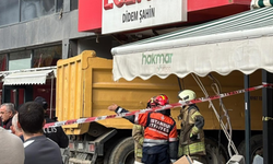 Hafriyat kamyonu eczaneye daldı! Çok sayıda ekip sevk edildi