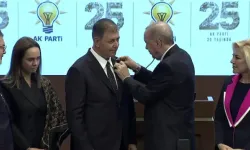 Cemil Tugay AK Parti’ye geçti! Rozetini Cumhurbaşkanı Erdoğan taktı
