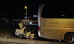 Samsun yolunda korkutan kaza! Otomobil otobüsün altına girdi