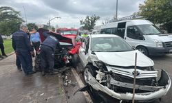 Samsun’da iki otomobil kafa kafaya çarpıştı: 1’i ağır 2 yaralı