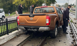 Samsun’da pikap tramvay yoluna girdi! Seferler aksadı