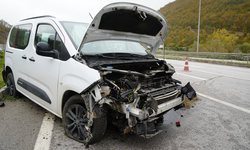 Samsun’da yağışlı yolda kaza! Araç refüje çıktı