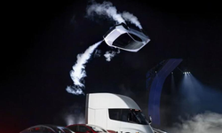 Otomobil dünyasında olay! Tesla Roadster havada takla attı
