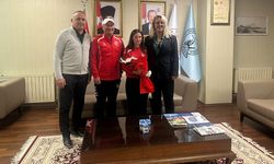 Yağmur Tosun’dan Avrupa’da büyük başarı! Samsun’da çiçeklerle karşılandı