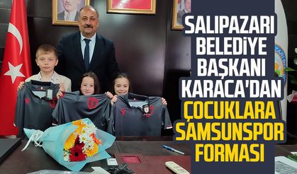 Salıpazarı Belediye Başkanı Refaettin Karaca'dan çocuklara Samsunspor forması