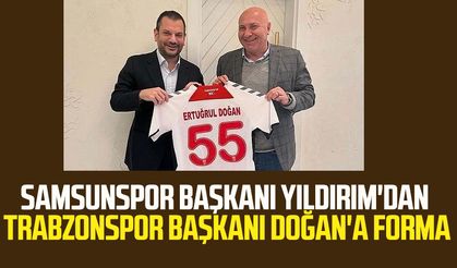 Samsunspor Başkanı Yüksel Yıldırım'dan Trabzonspor Başkanı Ertuğrul Doğan'a forma