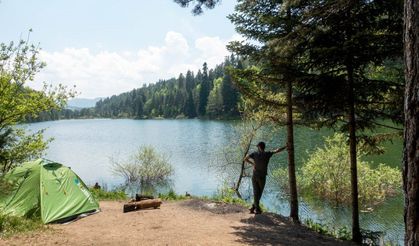 Ayvacık’ta Sisli Göl Manzarası ve Doğa Yürüyüşleri