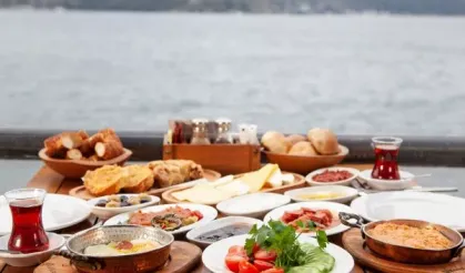Ayvacık’ta Göl Manzaralı Kahvaltı Gelenekleri