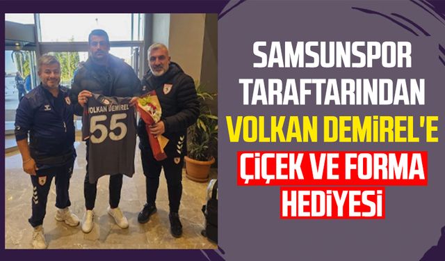 Samsunspor taraftarından Volkan Demirel'e çiçek ve forma hediyesi