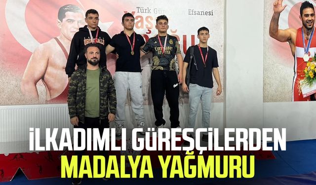 İlkadımlı güreşçilerden madalya yağmuru