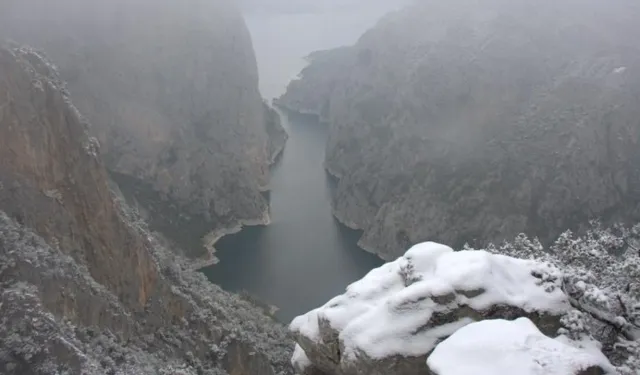 Vezirköprü Şahinkaya Kanyonu’nda Kışın Sisli Büyüsü