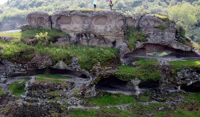 Tekkeköy Mağaraları: Tarih ve Doğanın İzle