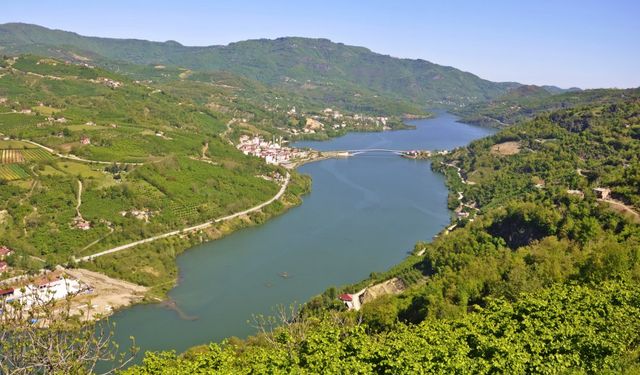 Ayvacık’ta Göl Manzarasının Hayata Yansıması