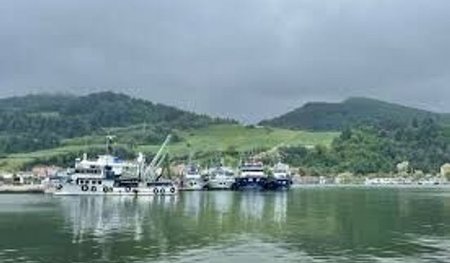 Yakakent’te Liman Çevresinde Yavaş Akan Günler