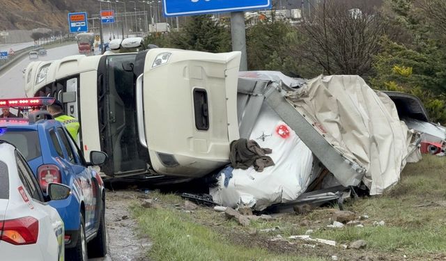Samsun’da kontrolden çıkan tır devrildi! Sürücü hastanelik oldu