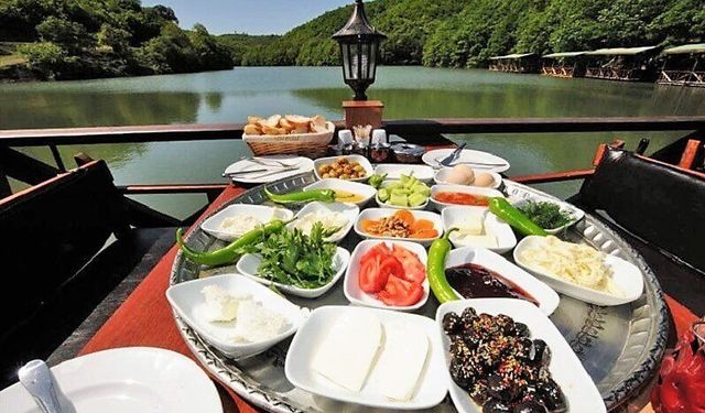 Ayvacık’ta Göl Kenarında Serpme Kahvaltı Kültürü