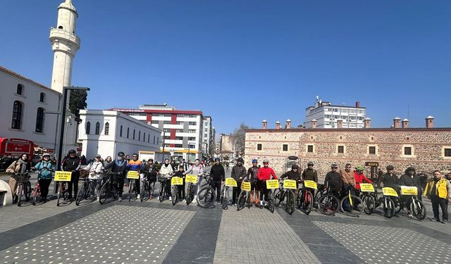 Samsun'da bisikletliler trafikte görünür olmak için pedal çevirdi